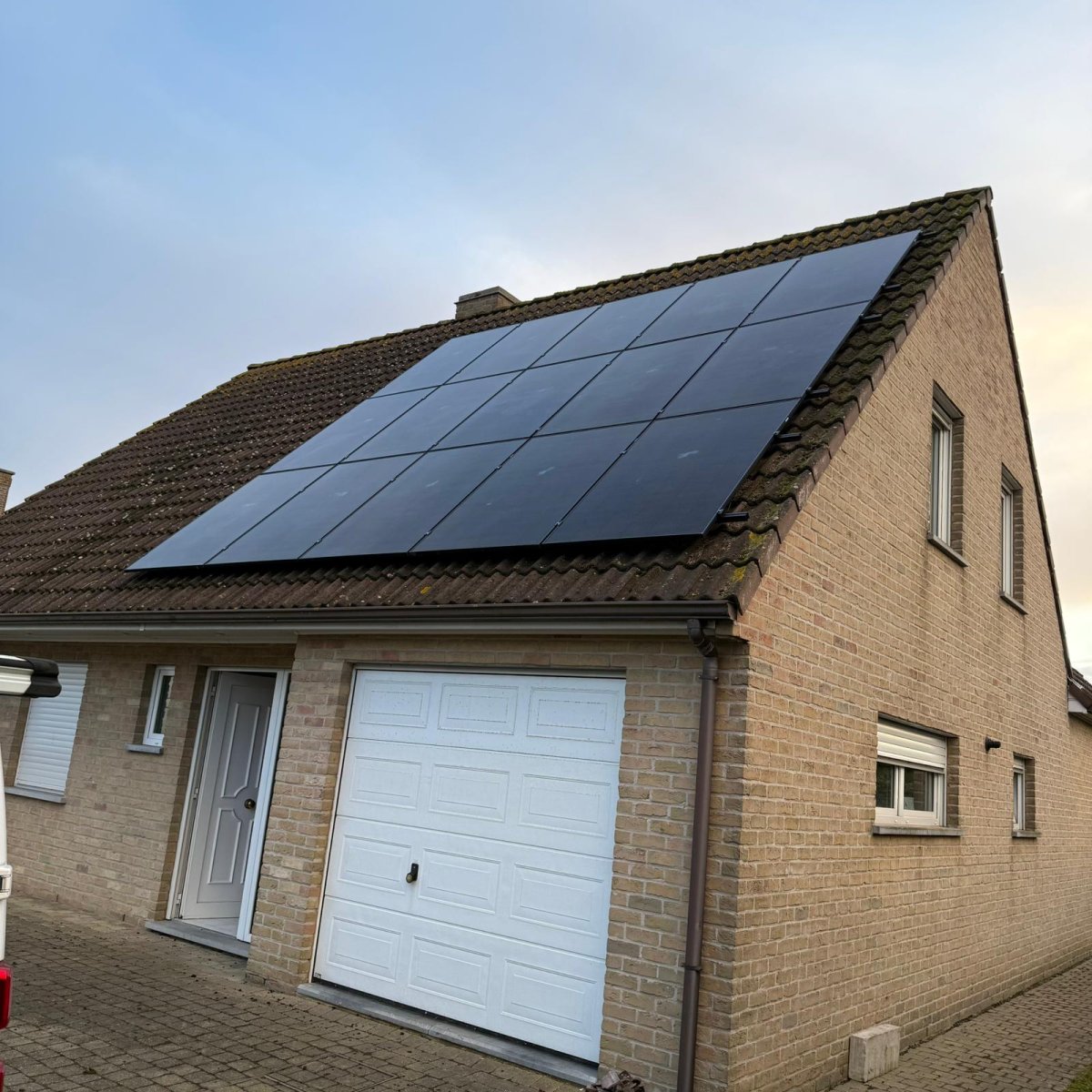 Project Zon opwekken, slim opslaan in Veurne - JJ Electric zonnepanelen en domotica installatie