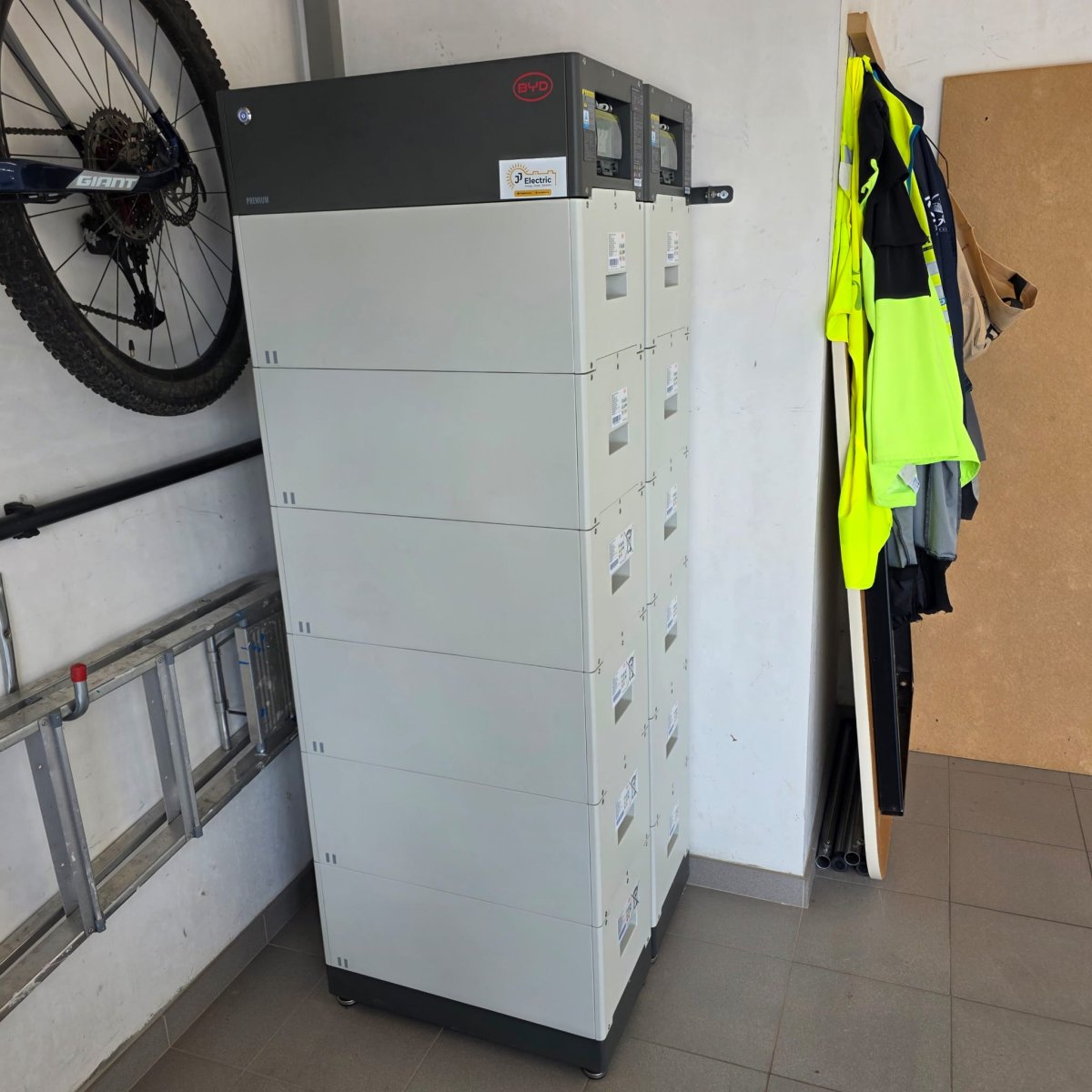Zonnepanelen installatie Extra batterijcapaciteit in Roeselare door JJ Electric